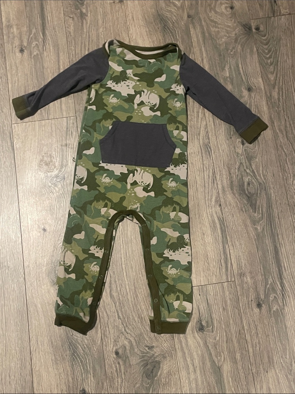Cat & Jack size 18 months Green Camo Dino Pocket Romper
